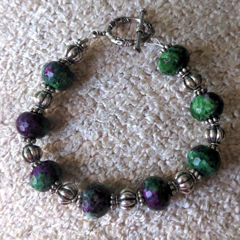 Ruby in Zoisite Beaded Bracelet. New Genuine gemstones  Bali style. 7 1/2" Green
